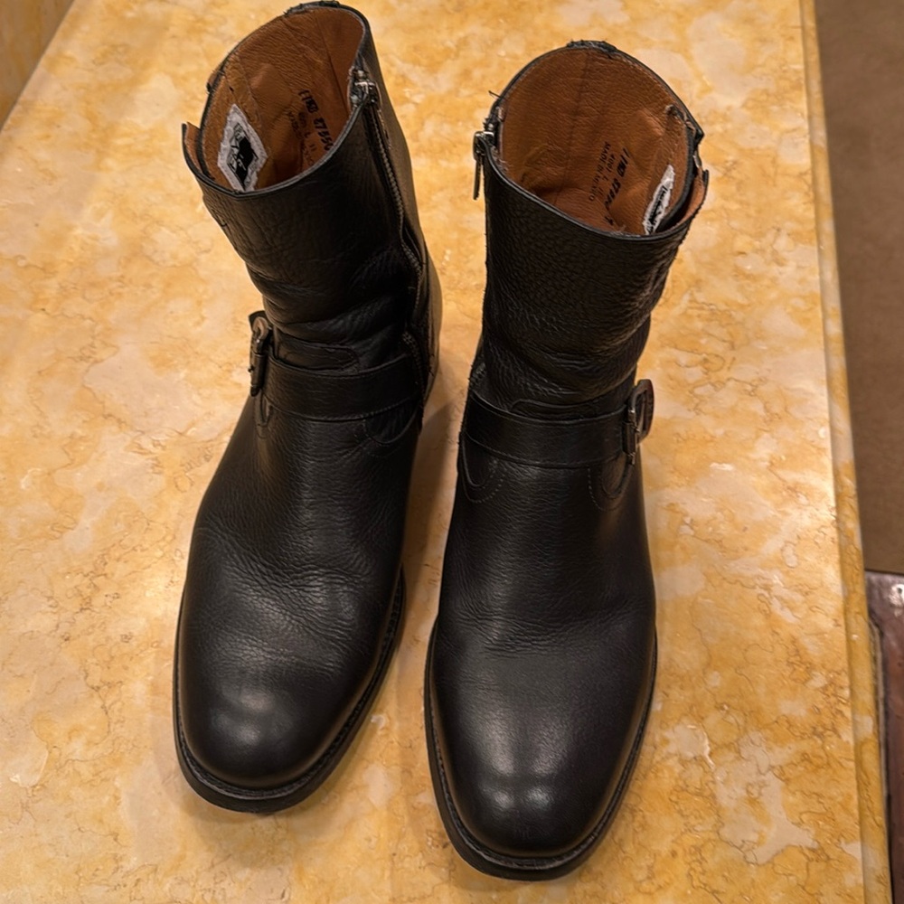 FRYE men’s DEAN round toe leather moto BOOTS.